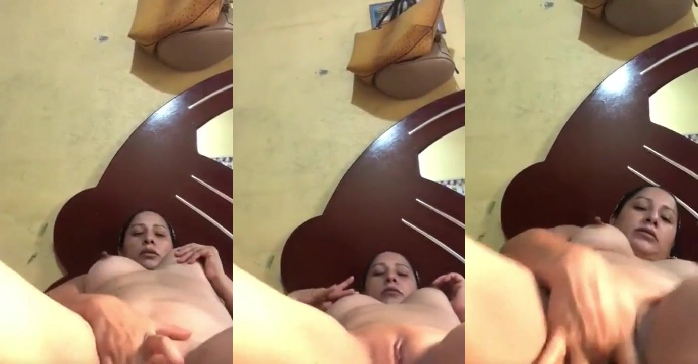 فلاحة قالعه ومش راحمه كسها فرك وبعبصة على السرير