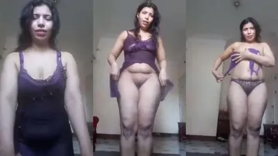 مصرية واقفه من غير هدوم في نص البيت لحبيبها وتتدلع