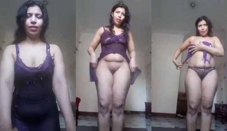 مصرية واقفه من غير هدوم في نص البيت لحبيبها وتتدلع