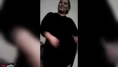 مصرية ملبن بتقلع العباية السودة في النودز وتدلع