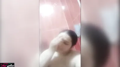 ميلفايه نار بتتشرمط في الحمام وتلعب في بزازها الكبيرة