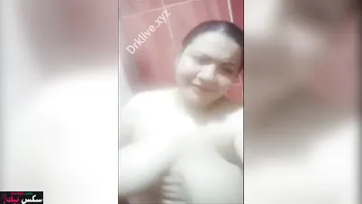 ميلفايه نار بتتشرمط في الحمام وتلعب في بزازها الكبيرة