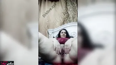 ميلفايه نار بتتشرمط في الحمام وتلعب في بزازها الكبيرة