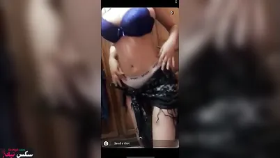 مصرية بجسم نار بترقص وهي هيجانة وتعرض جسمها