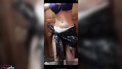 مصرية بجسم نار بترقص وهي هيجانة وتعرض جسمها
