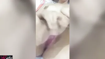 مكنة بتلعب في كسها الوردي على سريرها وصوتها يهيج