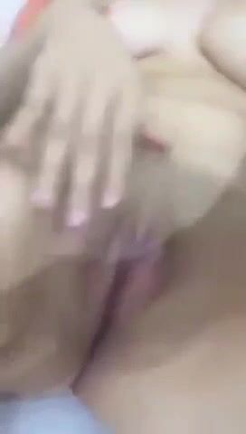 مكنة بتلعب في كسها الوردي على سريرها وصوتها يهيج