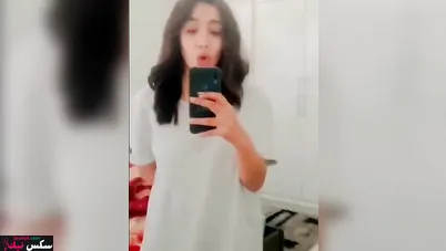 بتدخل اوضة النوم وتقلع وتستعرض لحبيبها على الواقف