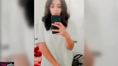 بتدخل اوضة النوم وتقلع وتستعرض لحبيبها على الواقف