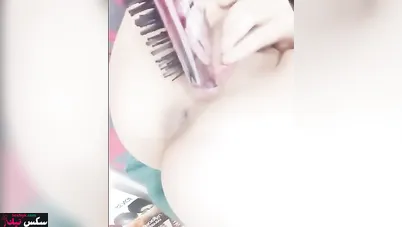 مصرية فاتحه كسها وبتنيكه بالمشط في اللايف مع متابعينها