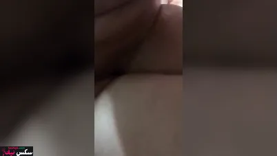 عشيقها بيصورها وهي نازله على زبه تنطيط وتتوجع