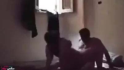 عنتيل واخد جارته الشرموطة وبينيك كسها بكل الاوضاع