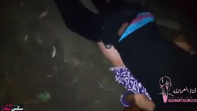 محجبة عشيقها منيمها وراكب فوقها ومش راحم كسها بعنف