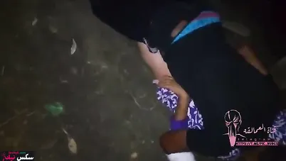 محجبة عشيقها منيمها وراكب فوقها ومش راحم كسها بعنف