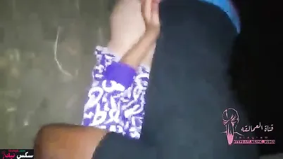 محجبة عشيقها منيمها وراكب فوقها ومش راحم كسها بعنف