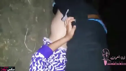 محجبة عشيقها منيمها وراكب فوقها ومش راحم كسها بعنف