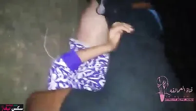 محجبة عشيقها منيمها وراكب فوقها ومش راحم كسها بعنف