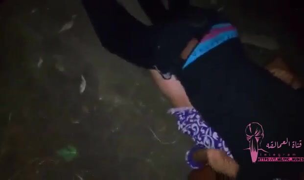 محجبة عشيقها منيمها وراكب فوقها ومش راحم كسها بعنف