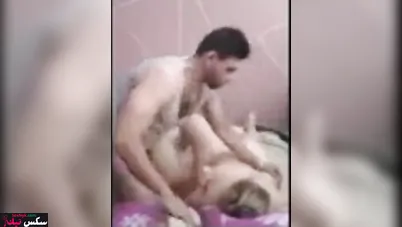 شرموطة مصرية بتتناك على سرير جوزها بكل الاوضاع