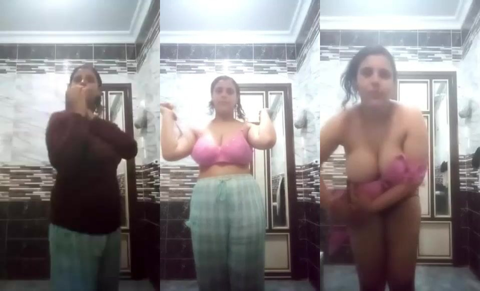 فلاحة بتقلع ملط في الحمام وبتطلع بزازها وتفشخهم تقفيش
