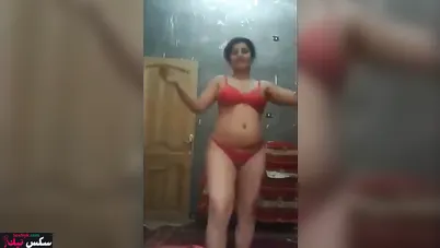 فلاحة مصرية بترقص في اوضة النوم وتفشخ كسها فرك لحبيبها