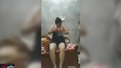 فلاحة مصرية بترقص في اوضة النوم وتفشخ كسها فرك لحبيبها