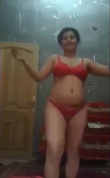 فلاحة مصرية بترقص في اوضة النوم وتفشخ كسها فرك لحبيبها