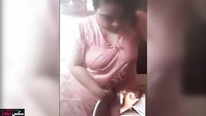 شرموطة مربربة بتهيج الزب وفي مكالمة فيديو وتتفضح