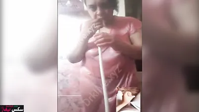 شرموطة مربربة بتهيج الزب وفي مكالمة فيديو وتتفضح