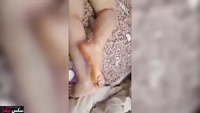 فرسة مصرية ديوثها بيصورها على السرير وفي الحمام