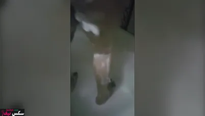 فرسة مصرية ديوثها بيصورها على السرير وفي الحمام