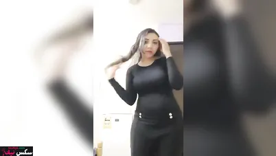 بنوتة مصرية واقفه وبتعرض جسمها كامل لعشيقها وتدلع