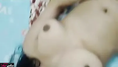 بنوتة مصرية واقفه وبتعرض جسمها كامل لعشيقها وتدلع