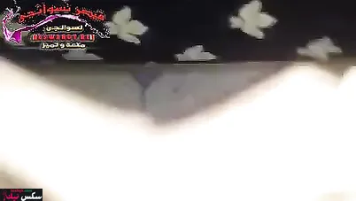 هيجانة بتتصور وهي بتمص الزب وتنزل عليه بطيزها الجامدة