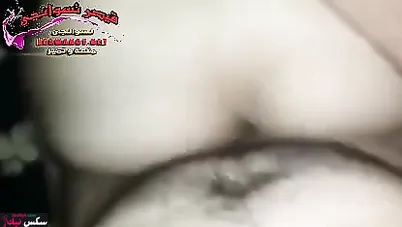 هيجانة بتتصور وهي بتمص الزب وتنزل عليه بطيزها الجامدة