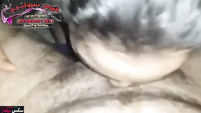 هيجانة بتتصور وهي بتمص الزب وتنزل عليه بطيزها الجامدة