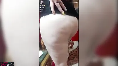 مصرية الزبون نازل في بزازها تقفيش والممحونة مبسوطة