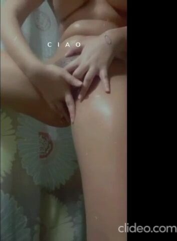 فاجرة مصرية نازله في كسها فرك وتقفش بزازها في الحمام
