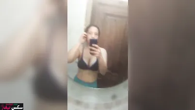 بنوتة مصرية ملبن دخلت الحمام وبتعرض جسمها كامل لصاحبها