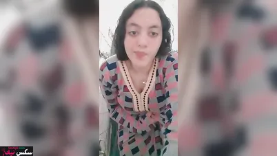 ممحونة مصرية بتقلع العباية وتصور بزازها وجسمها لحبيبها