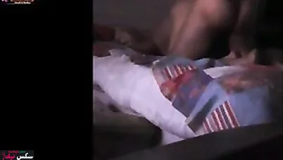 فلاحة ملبن بتتنطط على الزب في شقة مفروشة وتتفضح