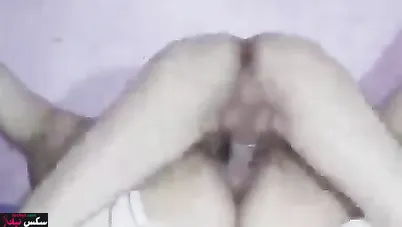 الواد رافع رجليها وفاشخ كسها على السرير والبت تصرخ