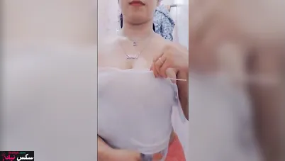 واقفه في الحمام وقالعه هدومها وبتعرض جسمها كامل