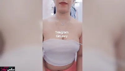 واقفه في الحمام وقالعه هدومها وبتعرض جسمها كامل