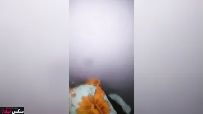 فلاحة قلعت هدومها كاملة ونازله فرك في كسها على سريرها