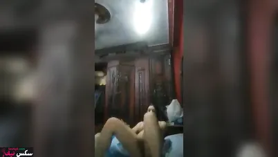 فلاحة قلعت هدومها كاملة ونازله فرك في كسها على سريرها