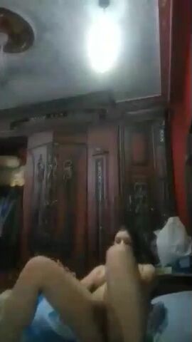 فلاحة قلعت هدومها كاملة ونازله فرك في كسها على سريرها