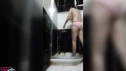 فرسة بتصور نفسها لحبيبها في الحمام وتدلع تحت الدوش