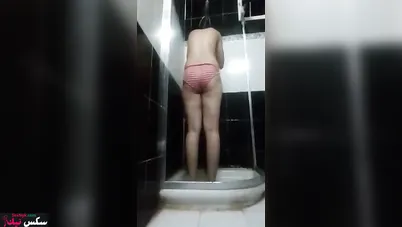 فرسة بتصور نفسها لحبيبها في الحمام وتدلع تحت الدوش