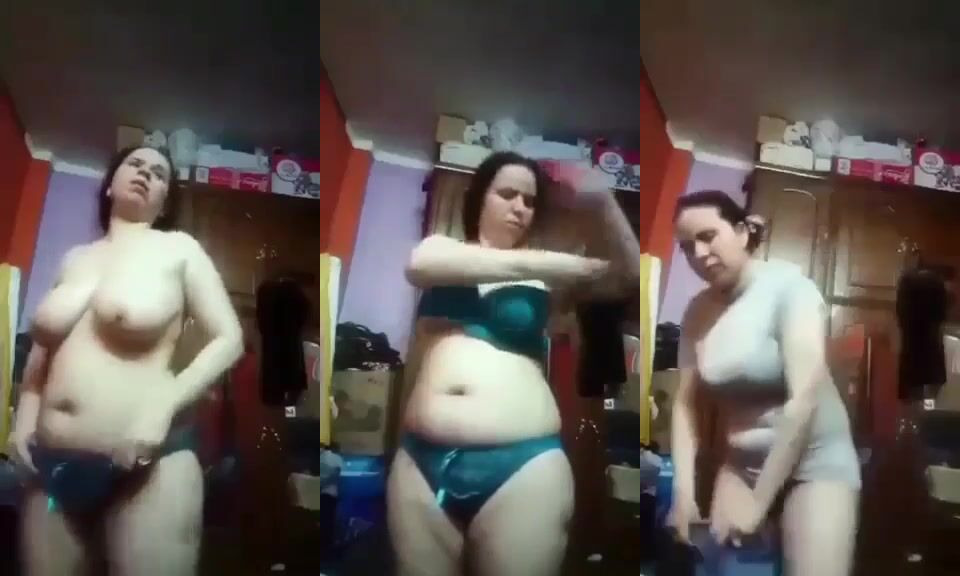 ملبن فلاحة بتغير هدومها كاملة وتصور بزازها لعشيقها